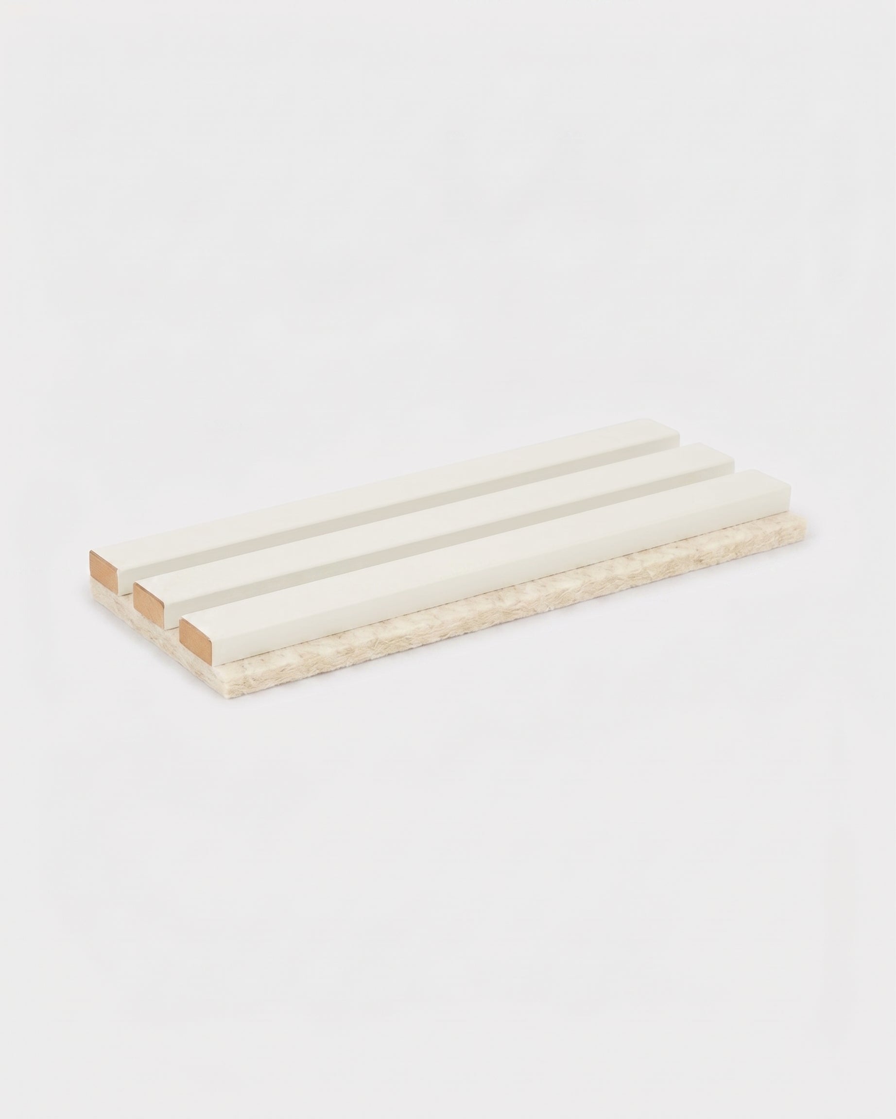 Tres muestras de paneles acústicos Snow Akupanel de WoodUpp expuestas sobre una base de fieltro beige, con un fondo blanco liso como contraste.
